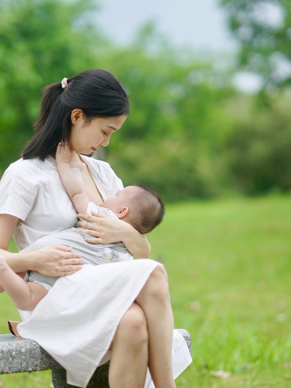 医生给我开了一张处方。我在用这个药的时候，继续给我的宝宝喂奶是否安全呢？My doctor has prescribed a medication for me. Is it safe for me to continue breastfeeding my baby while I take the medicine?